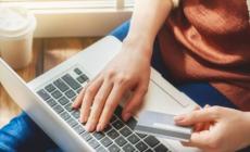 Fa shopping online per pi&ugrave; di un anno. Ma la carta di credito &egrave; dell'amica del cuore