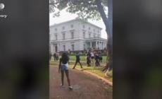 St. Louis: un uomo e una donna puntano pistola e mitra contro i manifestanti - Video