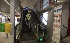 Stazione, scale mobili fuori servizio. Percorso ad ostacoli per i viaggiatori