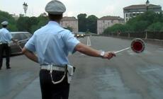 La polizia municipale: "Indagine su un vasto giro di patenti e assicurazioni false"
