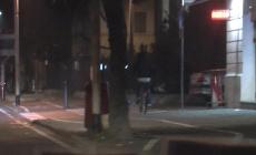 Rapina in via Venezia: prima la lite, poi sparisce il portafogli - Video