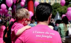 Annullato l'atto di nascita di un figlio con due padri, validi i casi con due mamme 
