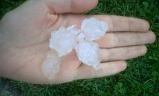 Forte grandinata nella Bassa Reggiana, danni a finestre, auto e raccolti