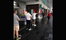 Saluto romano al banchetto di FdI (in via Mazzini): la protesta sul web