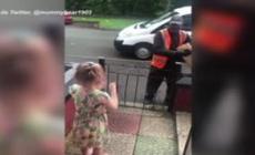 Bambina saluta il corriere sordo con il linguaggio dei segni - Video 
