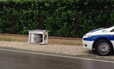 Abbandona una lavatrice: rischia multa di 3.000 euro