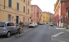 Due vetture si scontrano e finiscono contro le auto in sosta