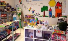 Chiude la libreria «A testa in su» e dona al paese libri e giochi