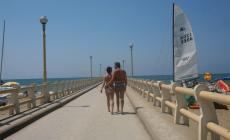 Forte dei Marmi, si tuffa dal pontile: ragazzo di Parma disperso in mare 