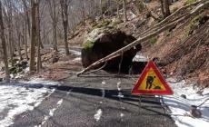 Strada chiusa al Passo del Chiodo per un grosso masso precipitato