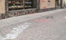 Piazzale Cervi, &laquo;dipinge&raquo; muri e asfalto. &laquo;Esprimo la mia naturale vena artistica&raquo;