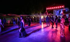 Tutti in pista, ma mascherati e a distanza
