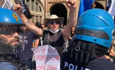 Tensione alla manifestazione per i macachi