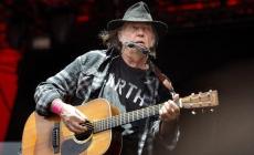 Spotify sfratta Neil Young dopo la polemica no-vax