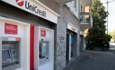 «Mi ha aggredito mentre prelevavo al bancomat». Rapina in via Montebello, parla la vittima 