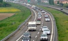 Pullman a fuoco sull' A1 a Modena, salva una squadra giovanile di rugby 