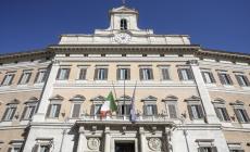 Tenta di esporre una bandiera fascista a Montecitorio: fermato 