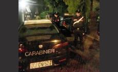 Due giovani rubano in via Italo Pizzi: un 60enne li insegue e loro abbandonano la refurtiva