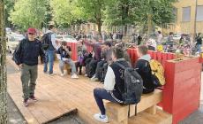 Il parklet resterà davanti all'Ulivi: il Comune ha detto «sì» agli studenti