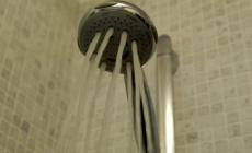 Residenti esasperati: &laquo;Farsi la doccia &egrave; impossibile, ai piani alti non arriva l'acqua&raquo;