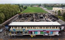 Incendio di via Emilio Lepido: «Nessun rischio diossina e amianto»
