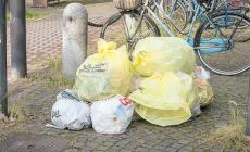 Sacchi di plastica davanti all’edicola