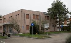 All'esame della patente con l'auricolare. Che lo fa finire in ospedale