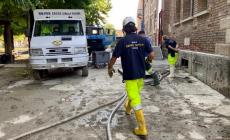 In azione tra le case sprofondate nel fango