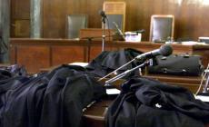 Litiga con un collega e con un morso gli stacca quasi un dito