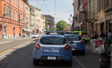 Straniero aggredito con calci e pugni