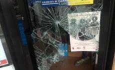 Spaccata all'edicola Braglia: pi&ugrave; i danni che il bottino
