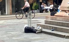Giorno e notte ubriachi anche in piazzale Corridoni. I residenti: «Nessun controllo. I divieti non rispettati»
