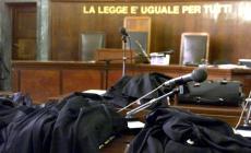 Insulti e calci al marito anziano che deve rifugiarsi dai vicini