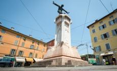 La proposta per impedire i bivacchi: «Una recinzione intorno alla statua di Corridoni»