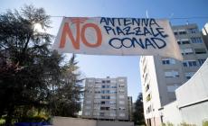 I cittadini: «Antenna da prevedere altrove». Borghi: «Previsti monitoraggi continui»