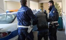Deruba e minaccia con una catena ragazzini al luna park e ferisce vigile: arrestato
