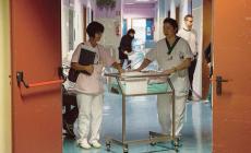 Partorisce e abbandona il neonato sul balcone della vicina 