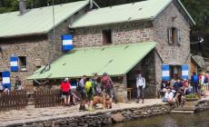 Lagdei e Lago Santo presi d'assalto. Da domenica limitazioni al traffico