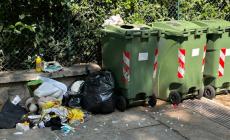 Via Verdi: cumuli di rifiuti e marciapiedi come latrine
