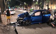 Auto contro un albero nella notte in viale Mentana: tre feriti, uno è grave