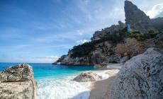 Spagna, troppa gente in costume nelle spiagge naturiste. E i nudisti catalani si lamentano: "Non ci sentiamo a nostro agio"