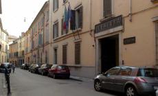 Ubriaca, sferra calci e pugni a un'auto della Polizia e colpisce con un paletto il citofono della Questura