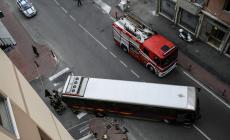 Si apre una voragine, pullman sprofonda in strada 