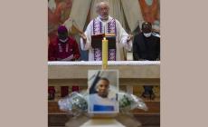 Lo straziante addio a Jones. Sulla bara la maglia dell'Inter Club - Foto