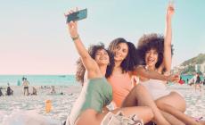 Gli oftalmologi: «Attenzione ai troppi selfie sotto il sole»