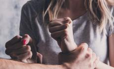 Beve e picchia pi&ugrave; volte il convivente: condannata