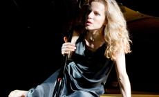 Sonia Bergamasco: «Un pianoforte per raccontare Tolstoj e Karénina»