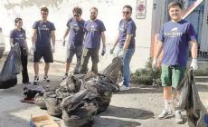 I volontari ripuliscono la vetreria abbandonata in via Trieste
