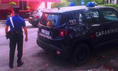 Aggredisce i genitori, poi pugni e calci ai carabinieri
