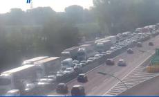 Coda di 10 km in A1 per un tir in fiamme tra Modena e Reggio